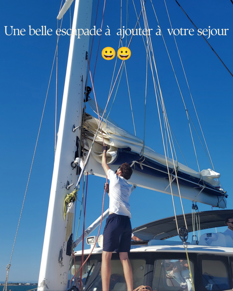 Navigation à la voile dans la baie d'Aigues-Mortes en Méditerranée